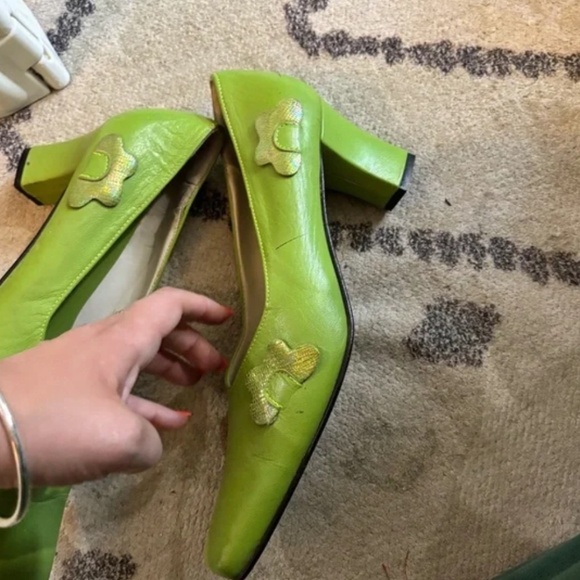 UNREAL real leather green heels with beautiful flower details * accepting offers - Picture 6 of 7